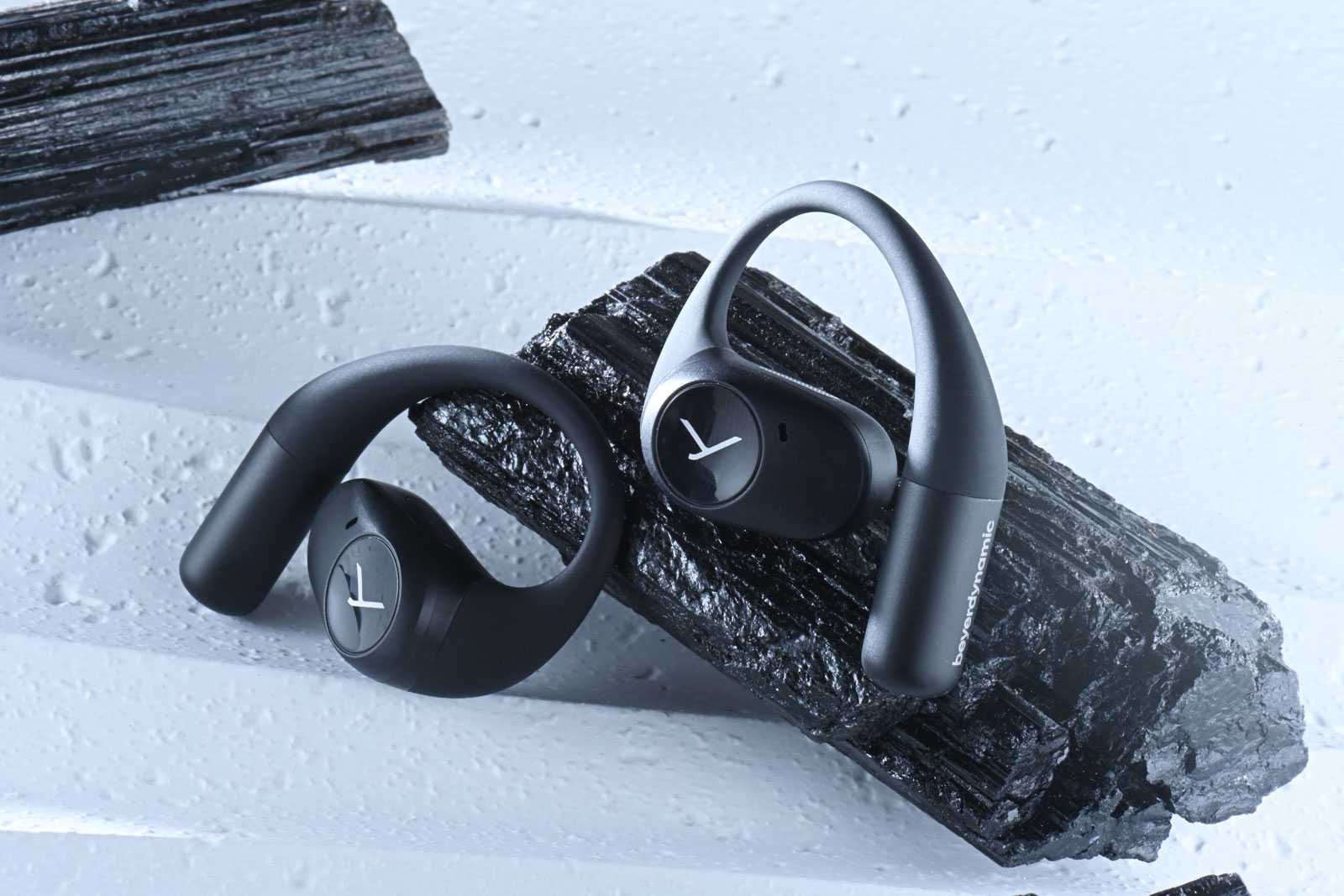 德國音響名家 Beyerdynamic 多年來以精湛工藝與卓越音質享譽全球,從專業錄音室到日常聆聽,總能滿足挑剔的耳朵。隨著真無線耳機市場蓬勃發展,Beyerdynamic 近年也積極創新,拓展真無線與運動耳機市場。近日推出的 AMIRON 系列新品就以「開放式佩戴」作招徠:AMIRON 200 主打運動使用的開放式真無線耳機,而 AMIRON ZERO 則以耳掛式輕量設計面向日常生活。兩者皆採用「不入耳道」的開放式思路,在保持安全感知環境聲的同時,依然保有 Beyerdynamic 一貫的聲音質素。