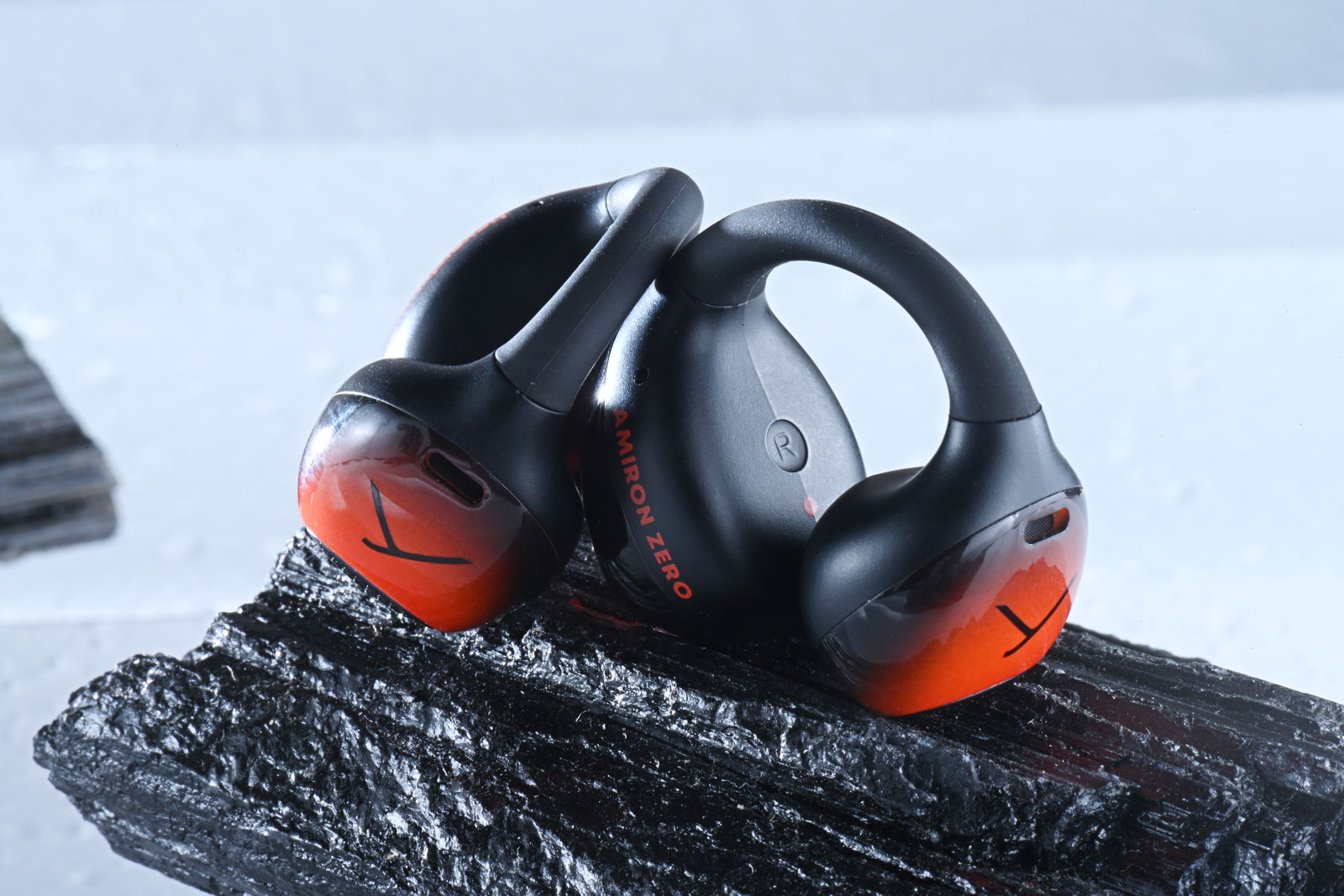 德國音響名家 Beyerdynamic 多年來以精湛工藝與卓越音質享譽全球,從專業錄音室到日常聆聽,總能滿足挑剔的耳朵。隨著真無線耳機市場蓬勃發展,Beyerdynamic 近年也積極創新,拓展真無線與運動耳機市場。近日推出的 AMIRON 系列新品就以「開放式佩戴」作招徠:AMIRON 200 主打運動使用的開放式真無線耳機,而 AMIRON ZERO 則以耳掛式輕量設計面向日常生活。兩者皆採用「不入耳道」的開放式思路,在保持安全感知環境聲的同時,依然保有 Beyerdynamic 一貫的聲音質素。