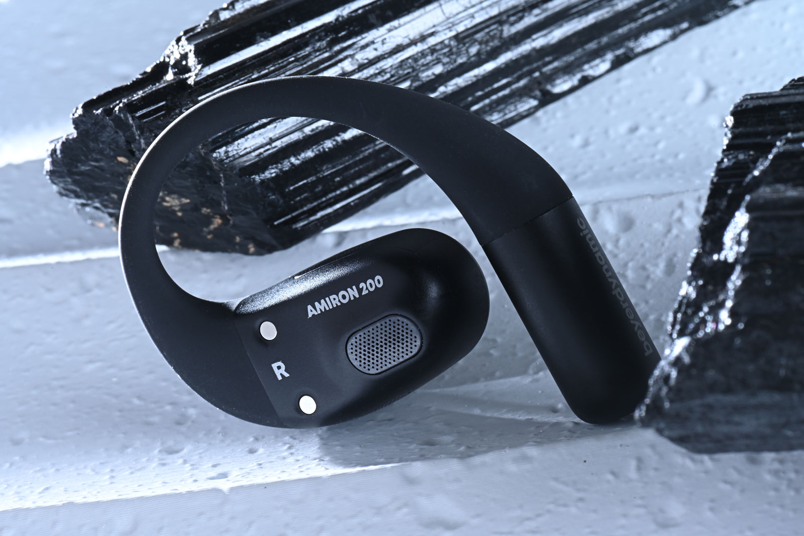 德國音響名家 Beyerdynamic 多年來以精湛工藝與卓越音質享譽全球,從專業錄音室到日常聆聽,總能滿足挑剔的耳朵。隨著真無線耳機市場蓬勃發展,Beyerdynamic 近年也積極創新,拓展真無線與運動耳機市場。近日推出的 AMIRON 系列新品就以「開放式佩戴」作招徠:AMIRON 200 主打運動使用的開放式真無線耳機,而 AMIRON ZERO 則以耳掛式輕量設計面向日常生活。兩者皆採用「不入耳道」的開放式思路,在保持安全感知環境聲的同時,依然保有 Beyerdynamic 一貫的聲音質素。