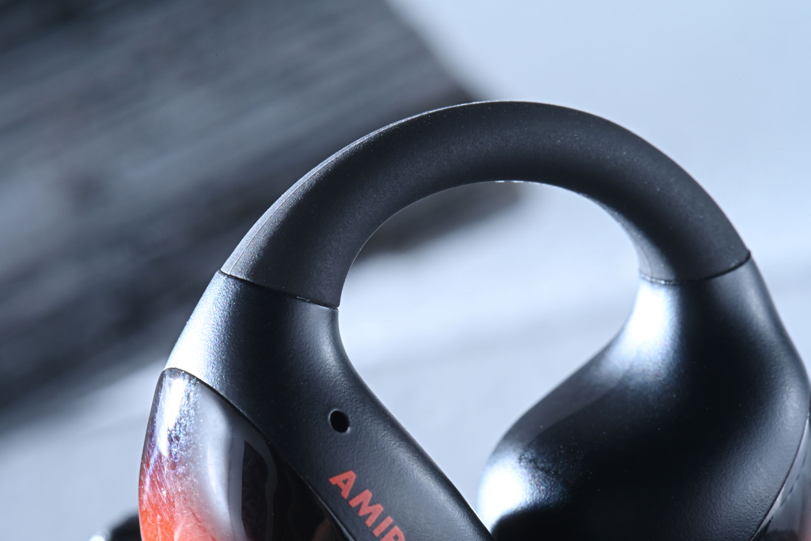 德國音響名家 Beyerdynamic 多年來以精湛工藝與卓越音質享譽全球,從專業錄音室到日常聆聽,總能滿足挑剔的耳朵。隨著真無線耳機市場蓬勃發展,Beyerdynamic 近年也積極創新,拓展真無線與運動耳機市場。近日推出的 AMIRON 系列新品就以「開放式佩戴」作招徠:AMIRON 200 主打運動使用的開放式真無線耳機,而 AMIRON ZERO 則以耳掛式輕量設計面向日常生活。兩者皆採用「不入耳道」的開放式思路,在保持安全感知環境聲的同時,依然保有 Beyerdynamic 一貫的聲音質素。