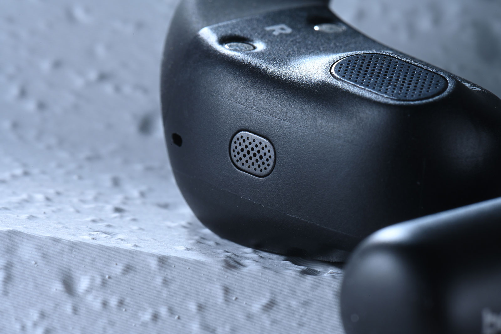 德國音響名家 Beyerdynamic 多年來以精湛工藝與卓越音質享譽全球,從專業錄音室到日常聆聽,總能滿足挑剔的耳朵。隨著真無線耳機市場蓬勃發展,Beyerdynamic 近年也積極創新,拓展真無線與運動耳機市場。近日推出的 AMIRON 系列新品就以「開放式佩戴」作招徠:AMIRON 200 主打運動使用的開放式真無線耳機,而 AMIRON ZERO 則以耳掛式輕量設計面向日常生活。兩者皆採用「不入耳道」的開放式思路,在保持安全感知環境聲的同時,依然保有 Beyerdynamic 一貫的聲音質素。