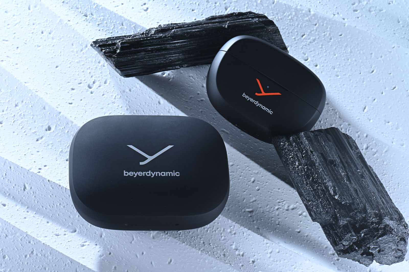 德國音響名家 Beyerdynamic 多年來以精湛工藝與卓越音質享譽全球,從專業錄音室到日常聆聽,總能滿足挑剔的耳朵。隨著真無線耳機市場蓬勃發展,Beyerdynamic 近年也積極創新,拓展真無線與運動耳機市場。近日推出的 AMIRON 系列新品就以「開放式佩戴」作招徠:AMIRON 200 主打運動使用的開放式真無線耳機,而 AMIRON ZERO 則以耳掛式輕量設計面向日常生活。兩者皆採用「不入耳道」的開放式思路,在保持安全感知環境聲的同時,依然保有 Beyerdynamic 一貫的聲音質素。