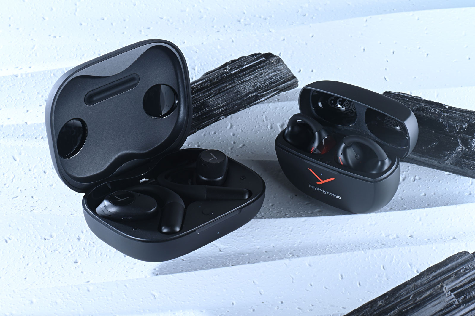德國音響名家 Beyerdynamic 多年來以精湛工藝與卓越音質享譽全球,從專業錄音室到日常聆聽,總能滿足挑剔的耳朵。隨著真無線耳機市場蓬勃發展,Beyerdynamic 近年也積極創新,拓展真無線與運動耳機市場。近日推出的 AMIRON 系列新品就以「開放式佩戴」作招徠:AMIRON 200 主打運動使用的開放式真無線耳機,而 AMIRON ZERO 則以耳掛式輕量設計面向日常生活。兩者皆採用「不入耳道」的開放式思路,在保持安全感知環境聲的同時,依然保有 Beyerdynamic 一貫的聲音質素。