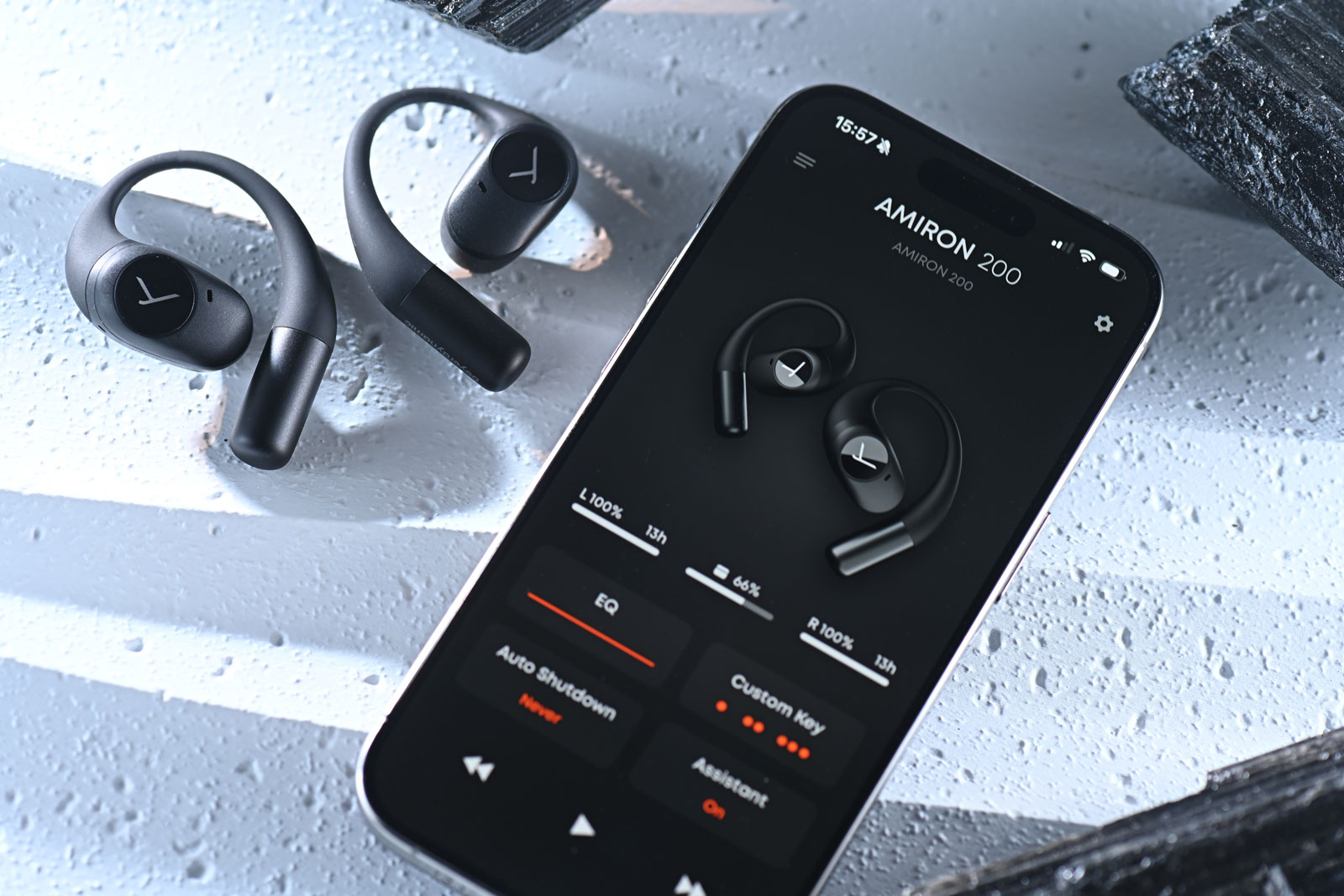 德國音響名家 Beyerdynamic 多年來以精湛工藝與卓越音質享譽全球,從專業錄音室到日常聆聽,總能滿足挑剔的耳朵。隨著真無線耳機市場蓬勃發展,Beyerdynamic 近年也積極創新,拓展真無線與運動耳機市場。近日推出的 AMIRON 系列新品就以「開放式佩戴」作招徠:AMIRON 200 主打運動使用的開放式真無線耳機,而 AMIRON ZERO 則以耳掛式輕量設計面向日常生活。兩者皆採用「不入耳道」的開放式思路,在保持安全感知環境聲的同時,依然保有 Beyerdynamic 一貫的聲音質素。