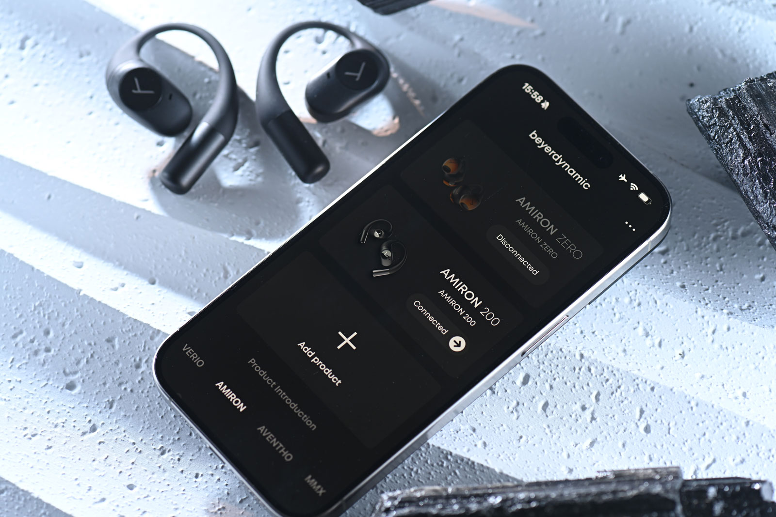 德國音響名家 Beyerdynamic 多年來以精湛工藝與卓越音質享譽全球,從專業錄音室到日常聆聽,總能滿足挑剔的耳朵。隨著真無線耳機市場蓬勃發展,Beyerdynamic 近年也積極創新,拓展真無線與運動耳機市場。近日推出的 AMIRON 系列新品就以「開放式佩戴」作招徠:AMIRON 200 主打運動使用的開放式真無線耳機,而 AMIRON ZERO 則以耳掛式輕量設計面向日常生活。兩者皆採用「不入耳道」的開放式思路,在保持安全感知環境聲的同時,依然保有 Beyerdynamic 一貫的聲音質素。