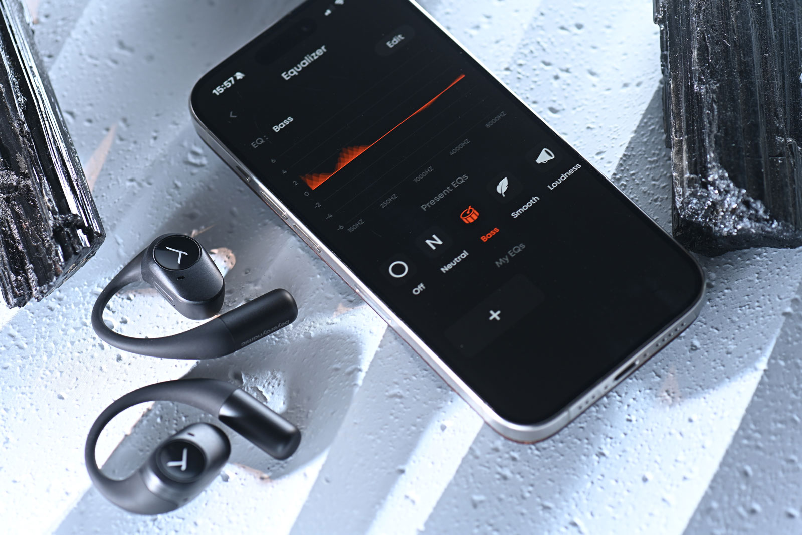 德國音響名家 Beyerdynamic 多年來以精湛工藝與卓越音質享譽全球,從專業錄音室到日常聆聽,總能滿足挑剔的耳朵。隨著真無線耳機市場蓬勃發展,Beyerdynamic 近年也積極創新,拓展真無線與運動耳機市場。近日推出的 AMIRON 系列新品就以「開放式佩戴」作招徠:AMIRON 200 主打運動使用的開放式真無線耳機,而 AMIRON ZERO 則以耳掛式輕量設計面向日常生活。兩者皆採用「不入耳道」的開放式思路,在保持安全感知環境聲的同時,依然保有 Beyerdynamic 一貫的聲音質素。