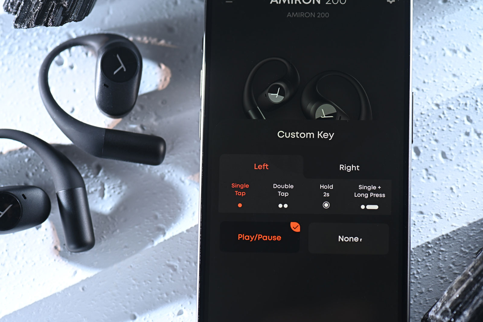德國音響名家 Beyerdynamic 多年來以精湛工藝與卓越音質享譽全球,從專業錄音室到日常聆聽,總能滿足挑剔的耳朵。隨著真無線耳機市場蓬勃發展,Beyerdynamic 近年也積極創新,拓展真無線與運動耳機市場。近日推出的 AMIRON 系列新品就以「開放式佩戴」作招徠:AMIRON 200 主打運動使用的開放式真無線耳機,而 AMIRON ZERO 則以耳掛式輕量設計面向日常生活。兩者皆採用「不入耳道」的開放式思路,在保持安全感知環境聲的同時,依然保有 Beyerdynamic 一貫的聲音質素。