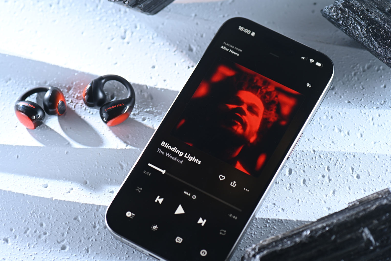 德國音響名家 Beyerdynamic 多年來以精湛工藝與卓越音質享譽全球,從專業錄音室到日常聆聽,總能滿足挑剔的耳朵。隨著真無線耳機市場蓬勃發展,Beyerdynamic 近年也積極創新,拓展真無線與運動耳機市場。近日推出的 AMIRON 系列新品就以「開放式佩戴」作招徠:AMIRON 200 主打運動使用的開放式真無線耳機,而 AMIRON ZERO 則以耳掛式輕量設計面向日常生活。兩者皆採用「不入耳道」的開放式思路,在保持安全感知環境聲的同時,依然保有 Beyerdynamic 一貫的聲音質素。