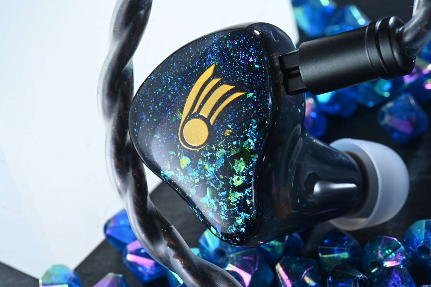 Starry Audio 最新推出的超旗艦入耳式耳機 Bolide，名字靈感來自流星，象徵那短暫卻耀眼的瞬間震撼。作為品牌首款限量版作品，Bolide 在亞洲僅限量發售 80 對，既反映出對工藝的堅持，也呼應了音響發燒友對收藏價值的期待。Bolide 延續品牌以人聲為核心的調音理念，但這次特別加強了高頻與低頻的表現，令人不禁好奇它到底會帶來怎樣的驚喜。