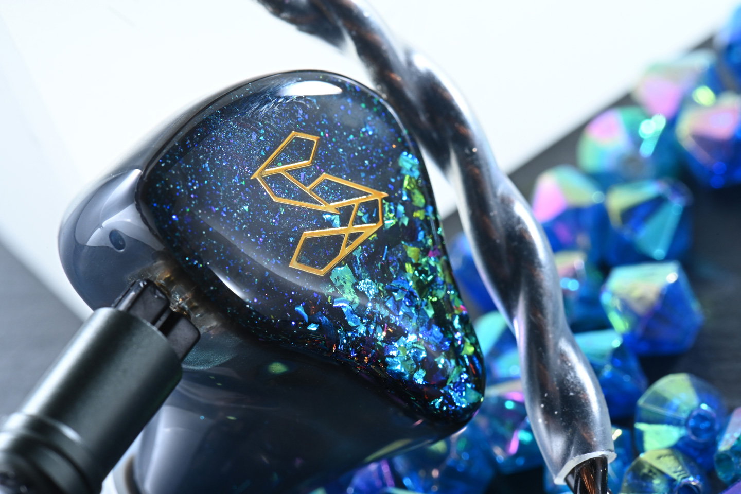 Starry Audio 最新推出的超旗艦入耳式耳機 Bolide，名字靈感來自流星，象徵那短暫卻耀眼的瞬間震撼。作為品牌首款限量版作品，Bolide 在亞洲僅限量發售 80 對，既反映出對工藝的堅持，也呼應了音響發燒友對收藏價值的期待。Bolide 延續品牌以人聲為核心的調音理念，但這次特別加強了高頻與低頻的表現，令人不禁好奇它到底會帶來怎樣的驚喜。