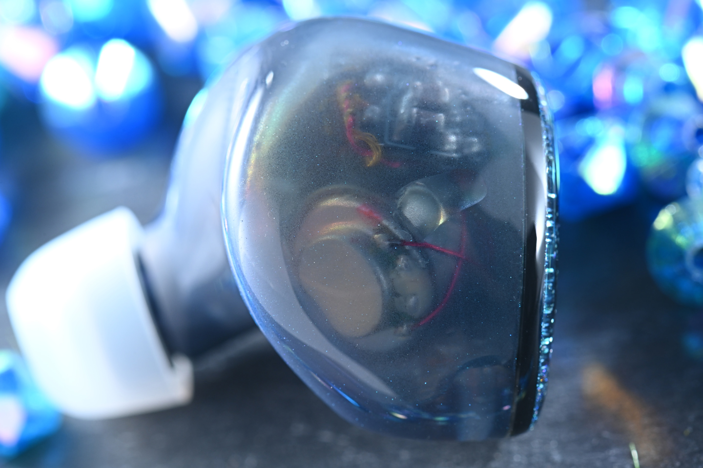 Starry Audio 最新推出的超旗艦入耳式耳機 Bolide，名字靈感來自流星，象徵那短暫卻耀眼的瞬間震撼。作為品牌首款限量版作品，Bolide 在亞洲僅限量發售 80 對，既反映出對工藝的堅持，也呼應了音響發燒友對收藏價值的期待。Bolide 延續品牌以人聲為核心的調音理念，但這次特別加強了高頻與低頻的表現，令人不禁好奇它到底會帶來怎樣的驚喜。