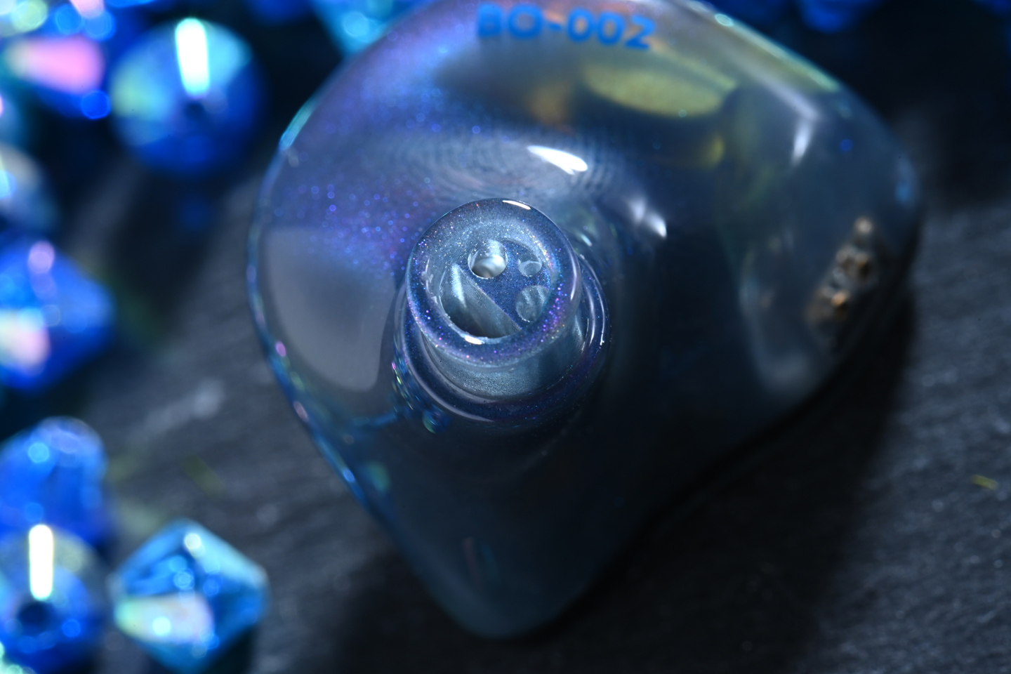Starry Audio 最新推出的超旗艦入耳式耳機 Bolide，名字靈感來自流星，象徵那短暫卻耀眼的瞬間震撼。作為品牌首款限量版作品，Bolide 在亞洲僅限量發售 80 對，既反映出對工藝的堅持，也呼應了音響發燒友對收藏價值的期待。Bolide 延續品牌以人聲為核心的調音理念，但這次特別加強了高頻與低頻的表現，令人不禁好奇它到底會帶來怎樣的驚喜。