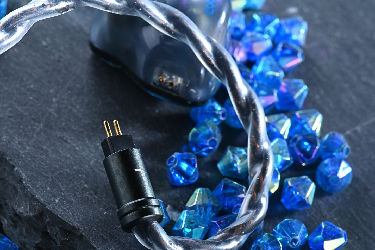 Starry Audio 最新推出的超旗艦入耳式耳機 Bolide，名字靈感來自流星，象徵那短暫卻耀眼的瞬間震撼。作為品牌首款限量版作品，Bolide 在亞洲僅限量發售 80 對，既反映出對工藝的堅持，也呼應了音響發燒友對收藏價值的期待。Bolide 延續品牌以人聲為核心的調音理念，但這次特別加強了高頻與低頻的表現，令人不禁好奇它到底會帶來怎樣的驚喜。