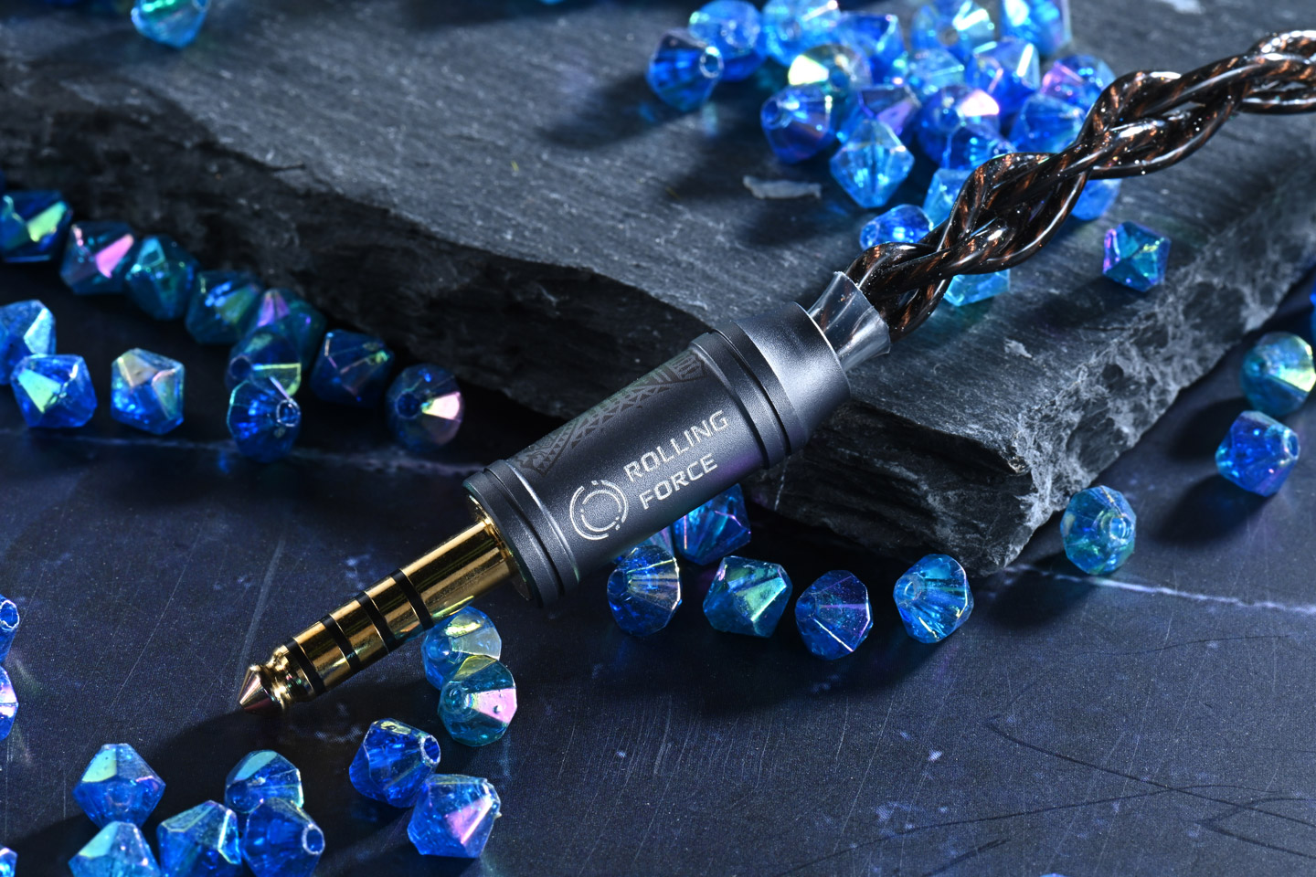 Starry Audio 最新推出的超旗艦入耳式耳機 Bolide，名字靈感來自流星，象徵那短暫卻耀眼的瞬間震撼。作為品牌首款限量版作品，Bolide 在亞洲僅限量發售 80 對，既反映出對工藝的堅持，也呼應了音響發燒友對收藏價值的期待。Bolide 延續品牌以人聲為核心的調音理念，但這次特別加強了高頻與低頻的表現，令人不禁好奇它到底會帶來怎樣的驚喜。
