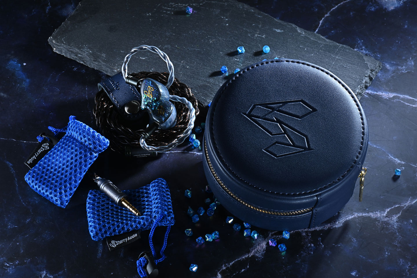 Starry Audio 最新推出的超旗艦入耳式耳機 Bolide，名字靈感來自流星，象徵那短暫卻耀眼的瞬間震撼。作為品牌首款限量版作品，Bolide 在亞洲僅限量發售 80 對，既反映出對工藝的堅持，也呼應了音響發燒友對收藏價值的期待。Bolide 延續品牌以人聲為核心的調音理念，但這次特別加強了高頻與低頻的表現，令人不禁好奇它到底會帶來怎樣的驚喜。