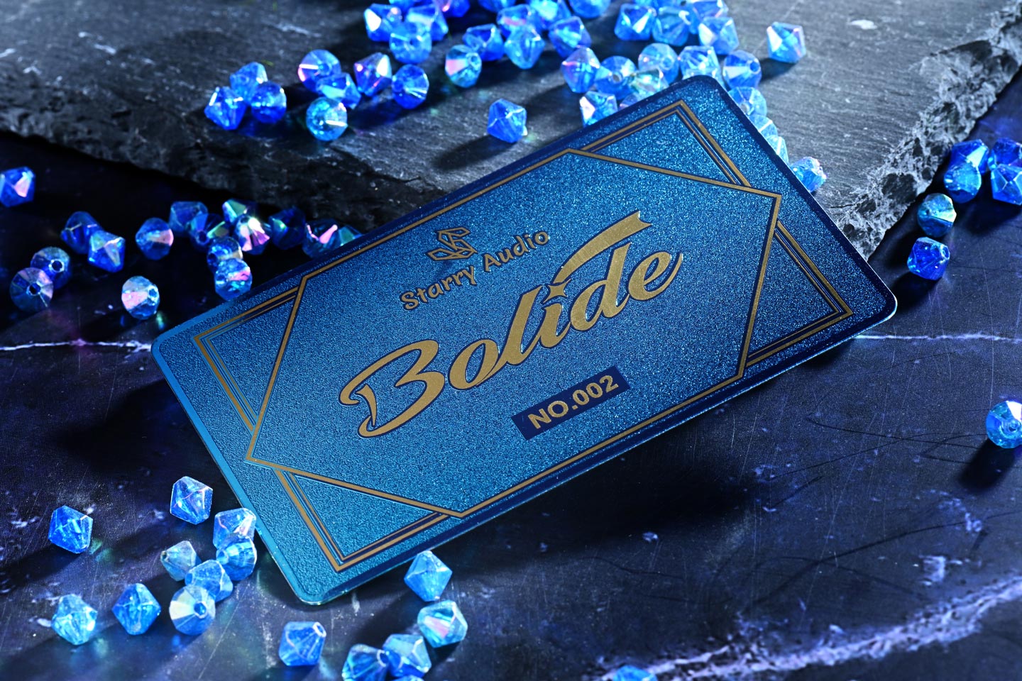 Starry Audio 最新推出的超旗艦入耳式耳機 Bolide，名字靈感來自流星，象徵那短暫卻耀眼的瞬間震撼。作為品牌首款限量版作品，Bolide 在亞洲僅限量發售 80 對，既反映出對工藝的堅持，也呼應了音響發燒友對收藏價值的期待。Bolide 延續品牌以人聲為核心的調音理念，但這次特別加強了高頻與低頻的表現，令人不禁好奇它到底會帶來怎樣的驚喜。