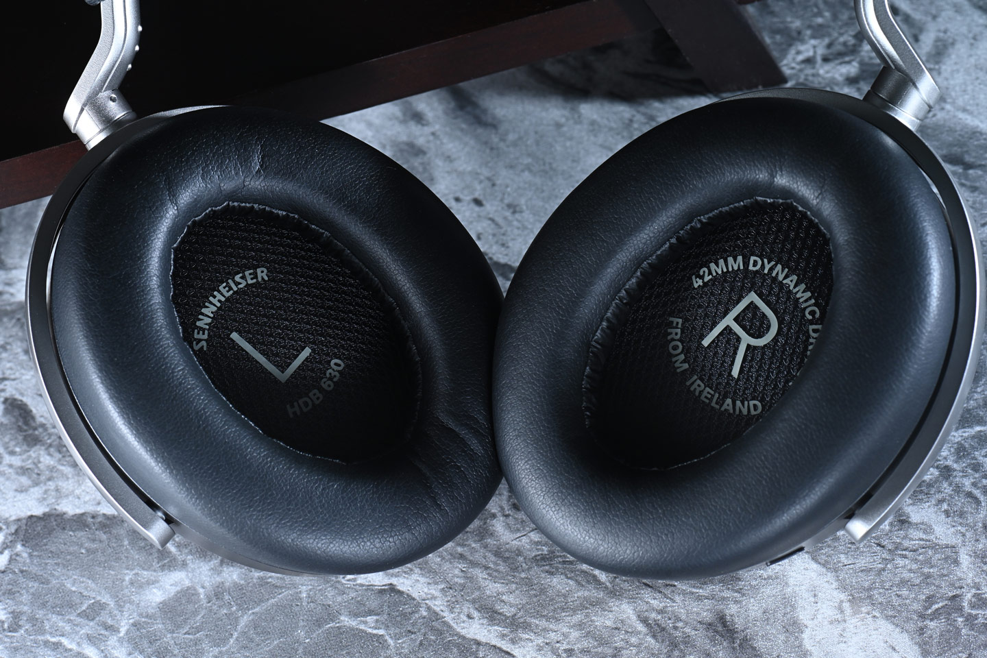 Sennheiser HDB 630 的推出，明顯是為了那些對音質有嚴格要求的用家而設。它跳脫了傳統藍牙耳機的調音思維，承襲了品牌經典 HD 600 系列的聲學基礎，力求在無線耳機市場中，接近有線耳機的細膩聽感。這款耳機不僅支援高解析度音訊，更配備多項個人化調音功能，讓用家能夠隨意塑造屬於自己的聲音風格。