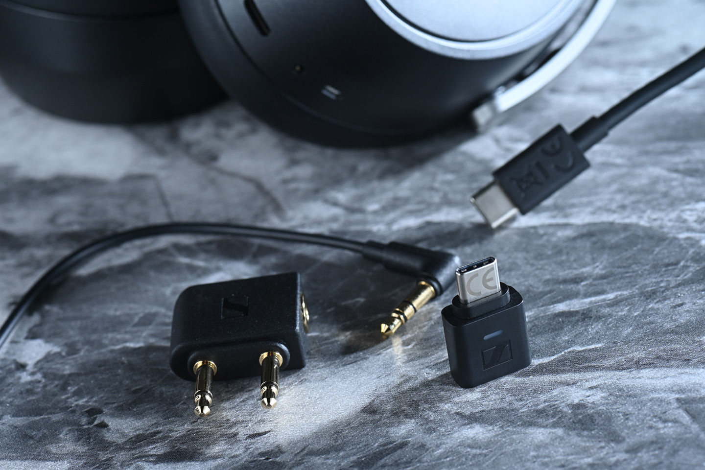 Sennheiser HDB 630 的推出，明顯是為了那些對音質有嚴格要求的用家而設。它跳脫了傳統藍牙耳機的調音思維，承襲了品牌經典 HD 600 系列的聲學基礎，力求在無線耳機市場中，接近有線耳機的細膩聽感。這款耳機不僅支援高解析度音訊，更配備多項個人化調音功能，讓用家能夠隨意塑造屬於自己的聲音風格。