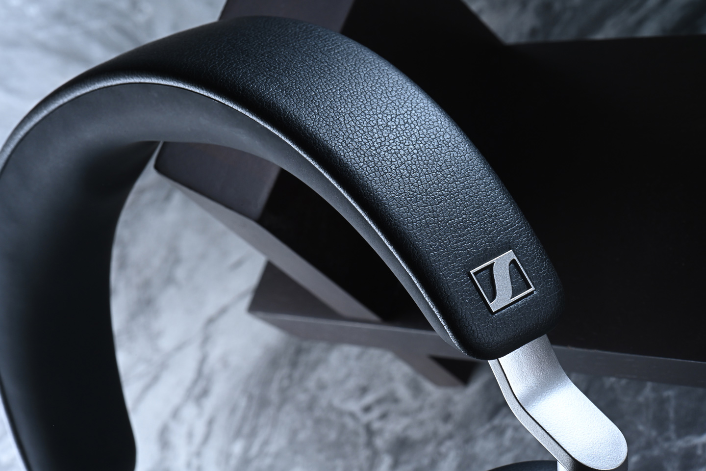Sennheiser HDB 630 的推出，明顯是為了那些對音質有嚴格要求的用家而設。它跳脫了傳統藍牙耳機的調音思維，承襲了品牌經典 HD 600 系列的聲學基礎，力求在無線耳機市場中，接近有線耳機的細膩聽感。這款耳機不僅支援高解析度音訊，更配備多項個人化調音功能，讓用家能夠隨意塑造屬於自己的聲音風格。