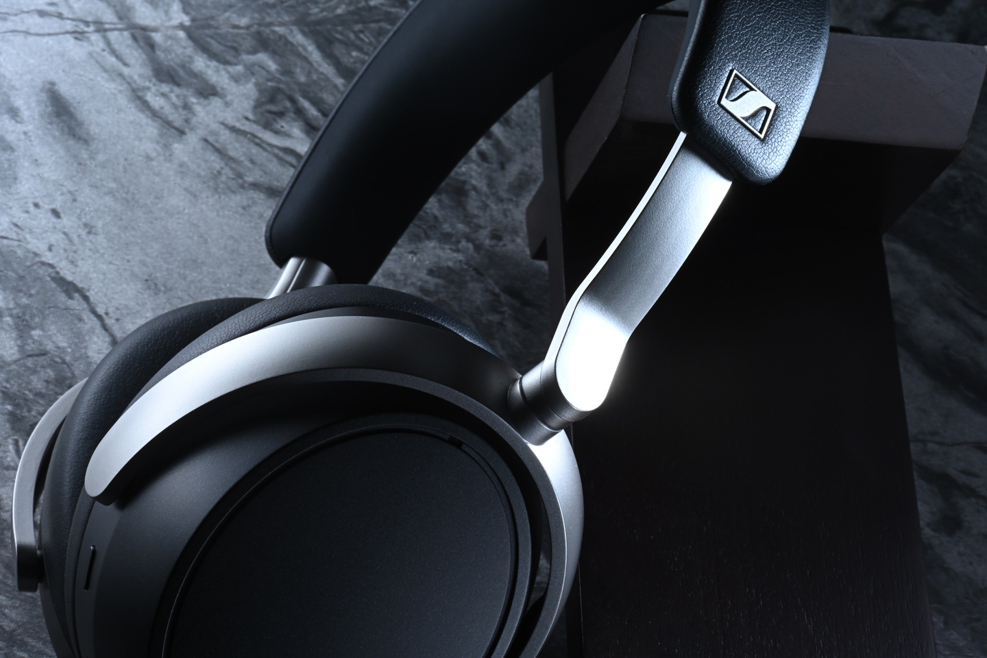Sennheiser HDB 630 的推出，明顯是為了那些對音質有嚴格要求的用家而設。它跳脫了傳統藍牙耳機的調音思維，承襲了品牌經典 HD 600 系列的聲學基礎，力求在無線耳機市場中，接近有線耳機的細膩聽感。這款耳機不僅支援高解析度音訊，更配備多項個人化調音功能，讓用家能夠隨意塑造屬於自己的聲音風格。