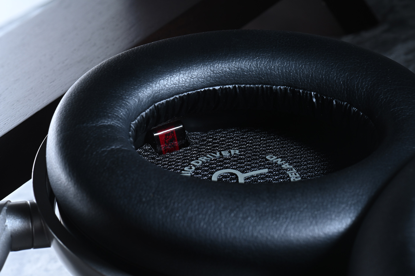 Sennheiser HDB 630 的推出，明顯是為了那些對音質有嚴格要求的用家而設。它跳脫了傳統藍牙耳機的調音思維，承襲了品牌經典 HD 600 系列的聲學基礎，力求在無線耳機市場中，接近有線耳機的細膩聽感。這款耳機不僅支援高解析度音訊，更配備多項個人化調音功能，讓用家能夠隨意塑造屬於自己的聲音風格。