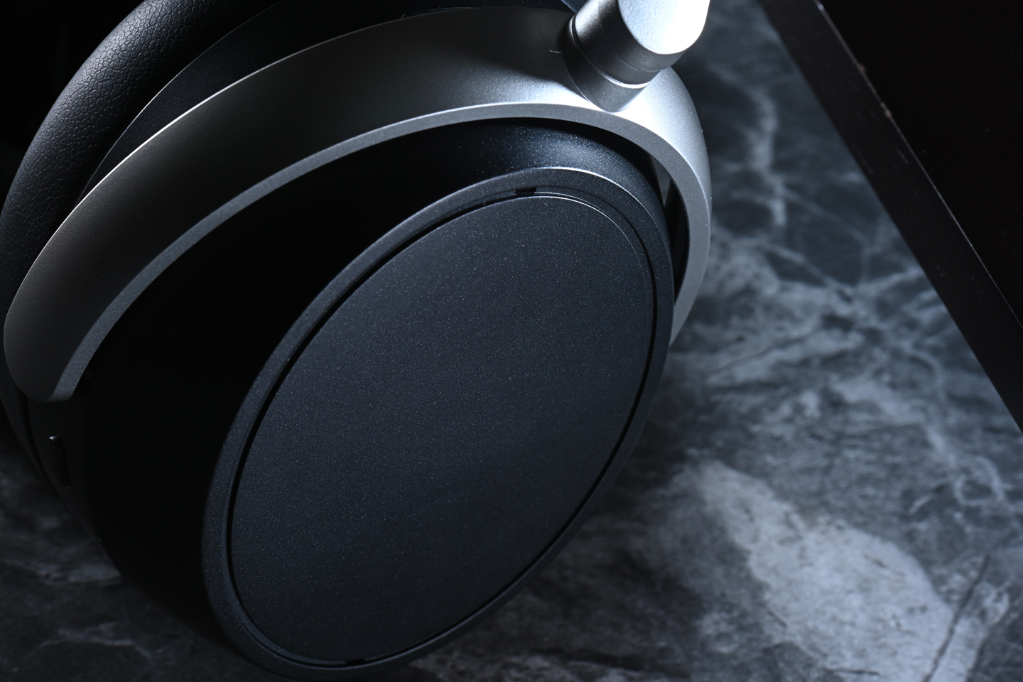 Sennheiser HDB 630 的推出，明顯是為了那些對音質有嚴格要求的用家而設。它跳脫了傳統藍牙耳機的調音思維，承襲了品牌經典 HD 600 系列的聲學基礎，力求在無線耳機市場中，接近有線耳機的細膩聽感。這款耳機不僅支援高解析度音訊，更配備多項個人化調音功能，讓用家能夠隨意塑造屬於自己的聲音風格。