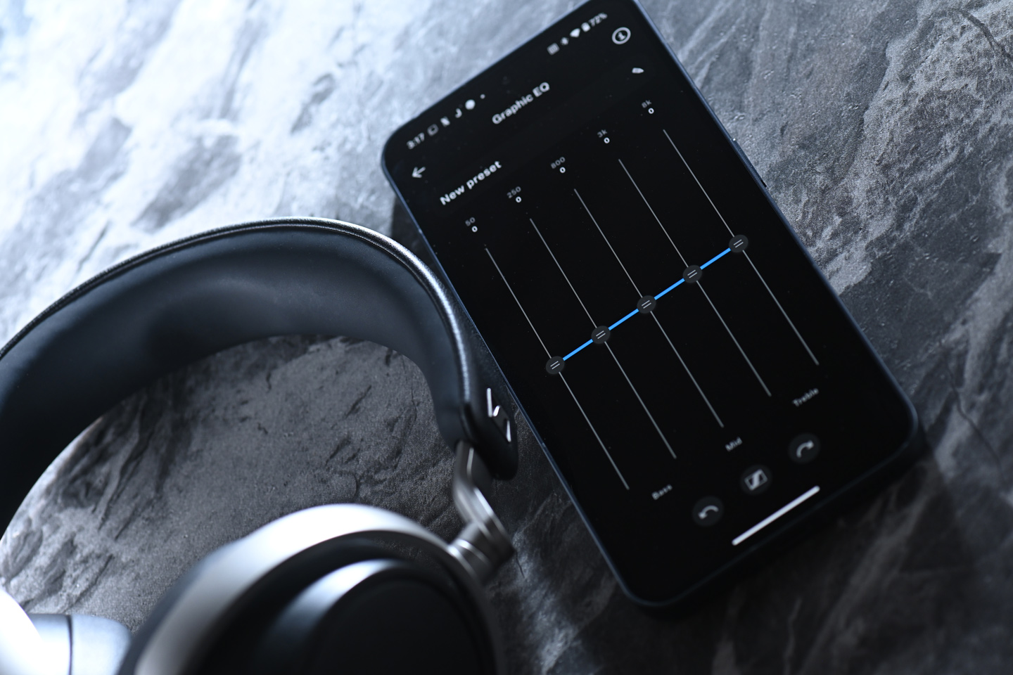 Sennheiser HDB 630 的推出，明顯是為了那些對音質有嚴格要求的用家而設。它跳脫了傳統藍牙耳機的調音思維，承襲了品牌經典 HD 600 系列的聲學基礎，力求在無線耳機市場中，接近有線耳機的細膩聽感。這款耳機不僅支援高解析度音訊，更配備多項個人化調音功能，讓用家能夠隨意塑造屬於自己的聲音風格。