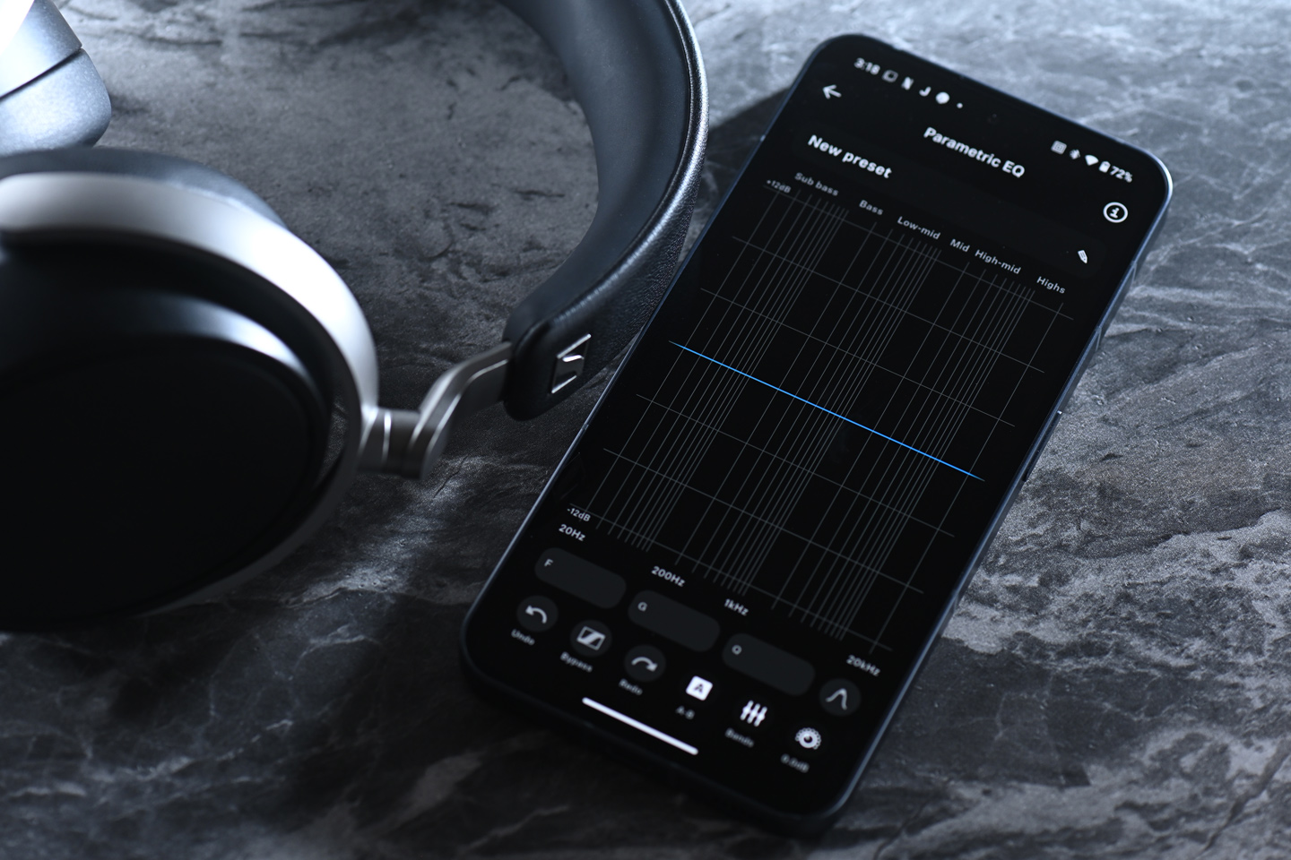 Sennheiser HDB 630 的推出，明顯是為了那些對音質有嚴格要求的用家而設。它跳脫了傳統藍牙耳機的調音思維，承襲了品牌經典 HD 600 系列的聲學基礎，力求在無線耳機市場中，接近有線耳機的細膩聽感。這款耳機不僅支援高解析度音訊，更配備多項個人化調音功能，讓用家能夠隨意塑造屬於自己的聲音風格。