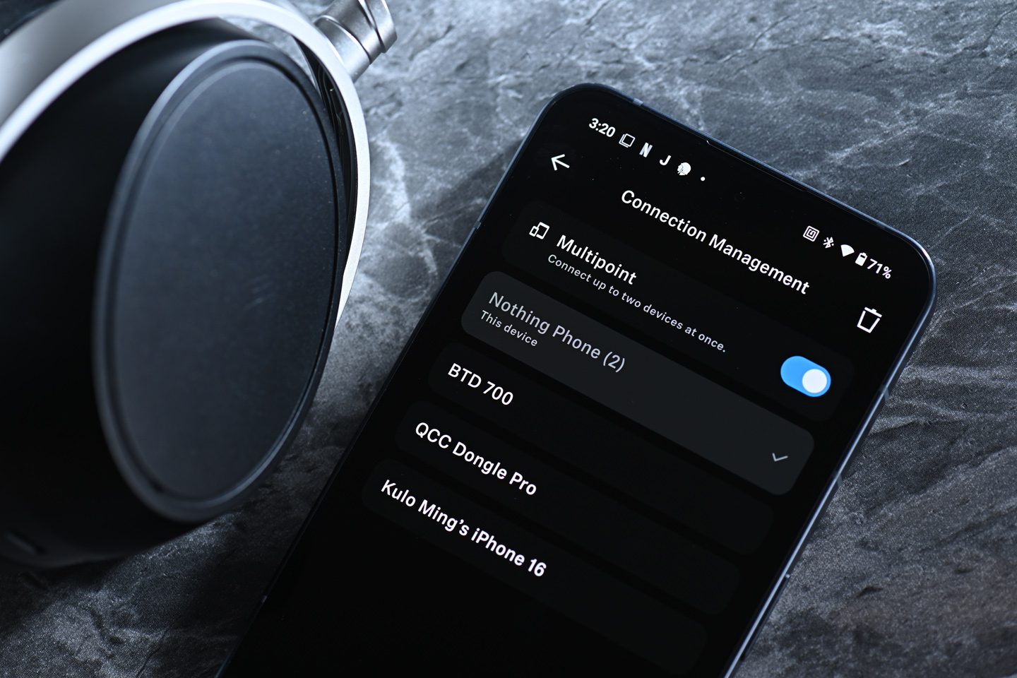 Sennheiser HDB 630 的推出，明顯是為了那些對音質有嚴格要求的用家而設。它跳脫了傳統藍牙耳機的調音思維，承襲了品牌經典 HD 600 系列的聲學基礎，力求在無線耳機市場中，接近有線耳機的細膩聽感。這款耳機不僅支援高解析度音訊，更配備多項個人化調音功能，讓用家能夠隨意塑造屬於自己的聲音風格。