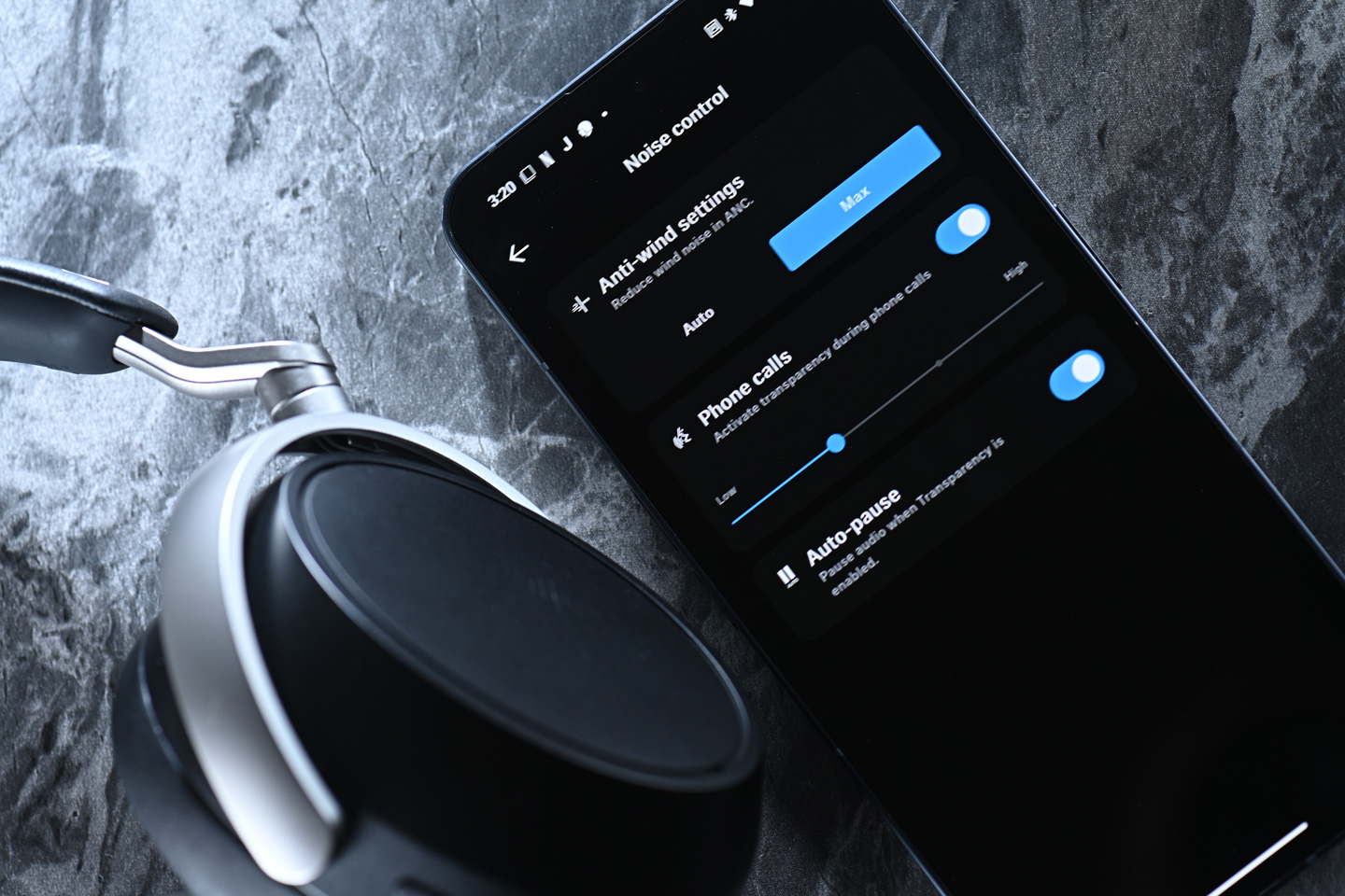 Sennheiser HDB 630 的推出，明顯是為了那些對音質有嚴格要求的用家而設。它跳脫了傳統藍牙耳機的調音思維，承襲了品牌經典 HD 600 系列的聲學基礎，力求在無線耳機市場中，接近有線耳機的細膩聽感。這款耳機不僅支援高解析度音訊，更配備多項個人化調音功能，讓用家能夠隨意塑造屬於自己的聲音風格。