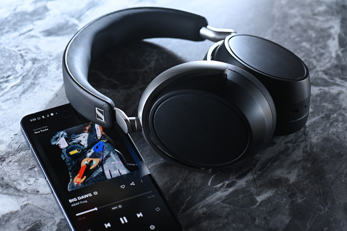 Sennheiser HDB 630 的推出，明顯是為了那些對音質有嚴格要求的用家而設。它跳脫了傳統藍牙耳機的調音思維，承襲了品牌經典 HD 600 系列的聲學基礎，力求在無線耳機市場中，接近有線耳機的細膩聽感。這款耳機不僅支援高解析度音訊，更配備多項個人化調音功能，讓用家能夠隨意塑造屬於自己的聲音風格。