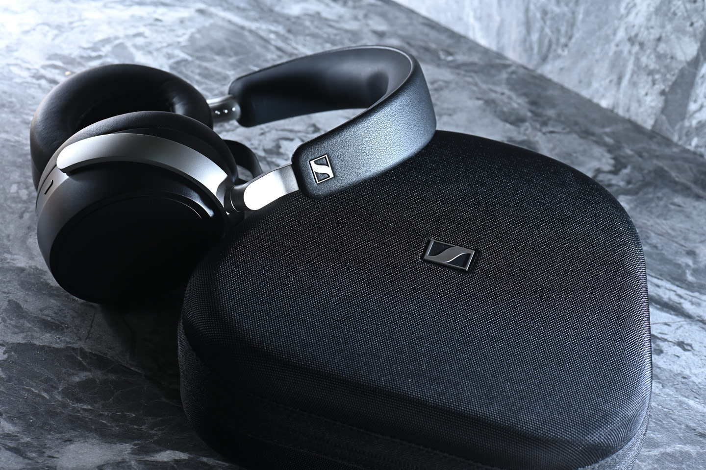 Sennheiser HDB 630 的推出，明顯是為了那些對音質有嚴格要求的用家而設。它跳脫了傳統藍牙耳機的調音思維，承襲了品牌經典 HD 600 系列的聲學基礎，力求在無線耳機市場中，接近有線耳機的細膩聽感。這款耳機不僅支援高解析度音訊，更配備多項個人化調音功能，讓用家能夠隨意塑造屬於自己的聲音風格。