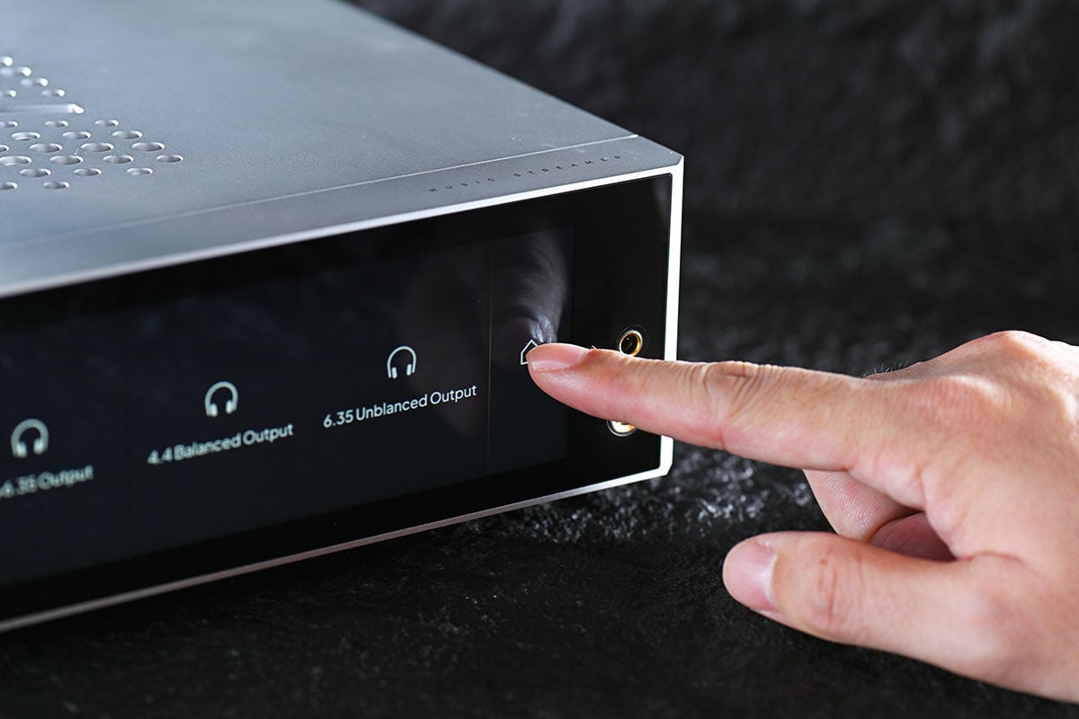 Matrix Audio 近年推出的產品的確愈來愈吸引，今次最新推出的 TS-1 數碼音樂播放器除了具備超齊全的音樂串流功能之外，各種接駁、播放功能也極之全面，可說專為配搭耳機和主動式喇叭而設，作為桌面音響系統的核心相當萬能，而且由操作到音質的表現都相當有驚喜。