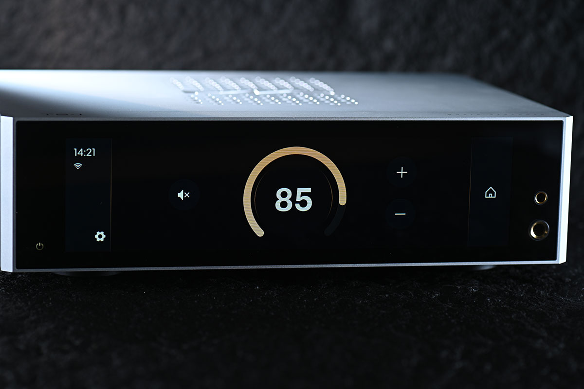 Matrix Audio 近年推出的產品的確愈來愈吸引，今次最新推出的 TS-1 數碼音樂播放器除了具備超齊全的音樂串流功能之外，各種接駁、播放功能也極之全面，可說專為配搭耳機和主動式喇叭而設，作為桌面音響系統的核心相當萬能，而且由操作到音質的表現都相當有驚喜。