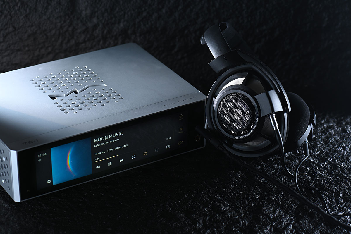 Matrix Audio 近年推出的產品的確愈來愈吸引，今次最新推出的 TS-1 數碼音樂播放器除了具備超齊全的音樂串流功能之外，各種接駁、播放功能也極之全面，可說專為配搭耳機和主動式喇叭而設，作為桌面音響系統的核心相當萬能，而且由操作到音質的表現都相當有驚喜。