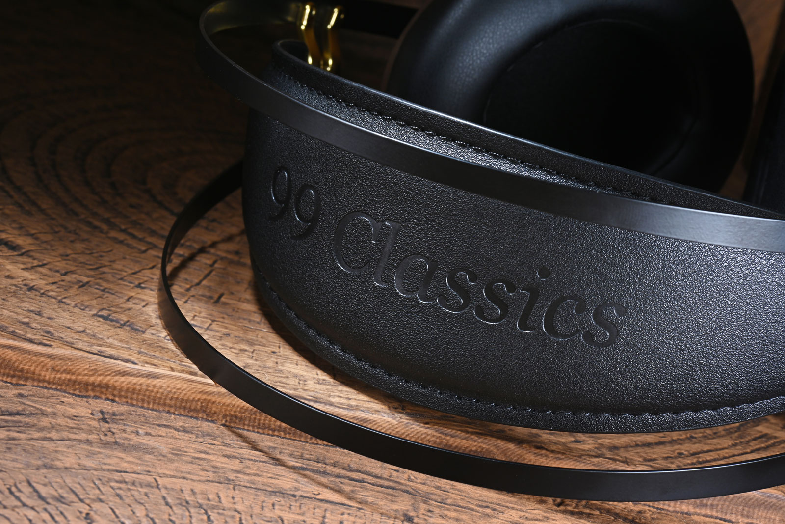 來自羅馬尼亞的 Meze Audio 於 2015 年推出的 99 Classics，憑藉胡桃木原木外殼、溫暖耐聽的聲音取向，以及親民定價，成功擄獲全球耳機愛好者的心，也讓原木頭戴式耳機成為不少人「可以出街用」的日常之選。十年後，Meze Audio 以今日的技術與經驗，全面重構這款經典，99 Classics 2nd Gen 於是正式登場。新版本不單延續原作神髓，在造工、佩戴與聲音上亦得到全面進化。