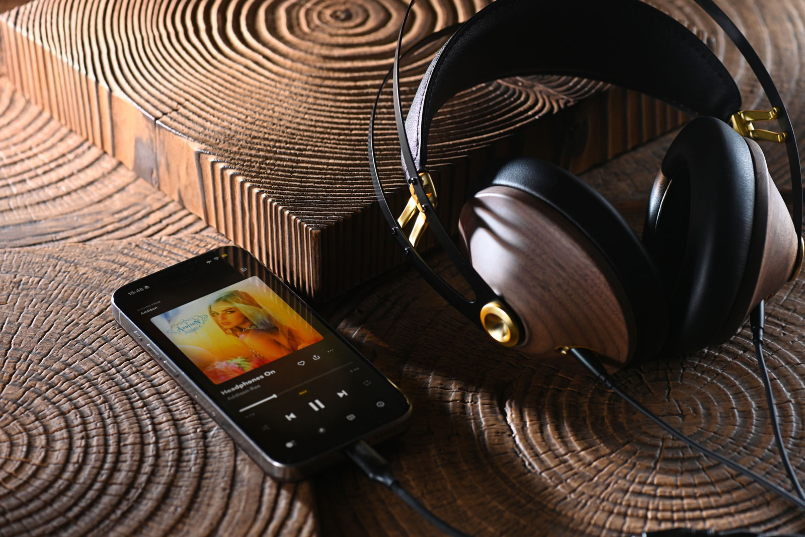 來自羅馬尼亞的 Meze Audio 於 2015 年推出的 99 Classics，憑藉胡桃木原木外殼、溫暖耐聽的聲音取向，以及親民定價，成功擄獲全球耳機愛好者的心，也讓原木頭戴式耳機成為不少人「可以出街用」的日常之選。十年後，Meze Audio 以今日的技術與經驗，全面重構這款經典，99 Classics 2nd Gen 於是正式登場。新版本不單延續原作神髓，在造工、佩戴與聲音上亦得到全面進化。