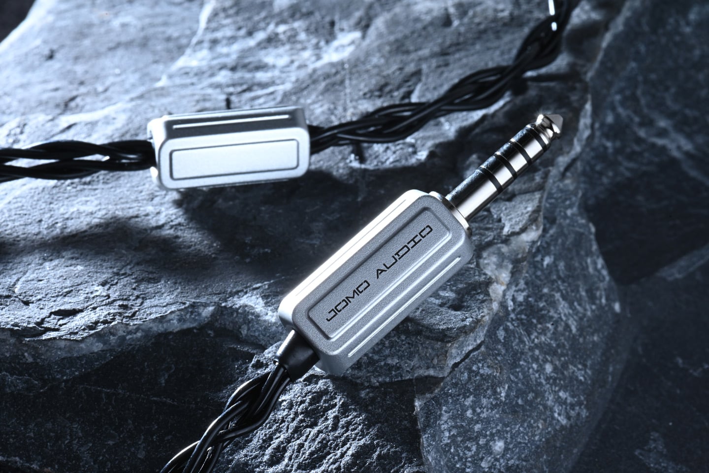 新加坡品牌 Jomo Audio 自 2015 年起專注製造入耳式耳機，十年來憑藉創新設計和高規格單元配置，累積不少發燒友支持。最新推出的 Nautic Stellar 承接品牌深受歡迎的 Nautilus 鸚鵡螺號及 Nautic Gleam 夜光輝號，是 Nautilus 系列的第三款產品，更是品牌首度將動圈、動鐵、平板與骨傳導四種單元技術熔於一爐，目的是在聲音密度與情感傳遞上突破界限。