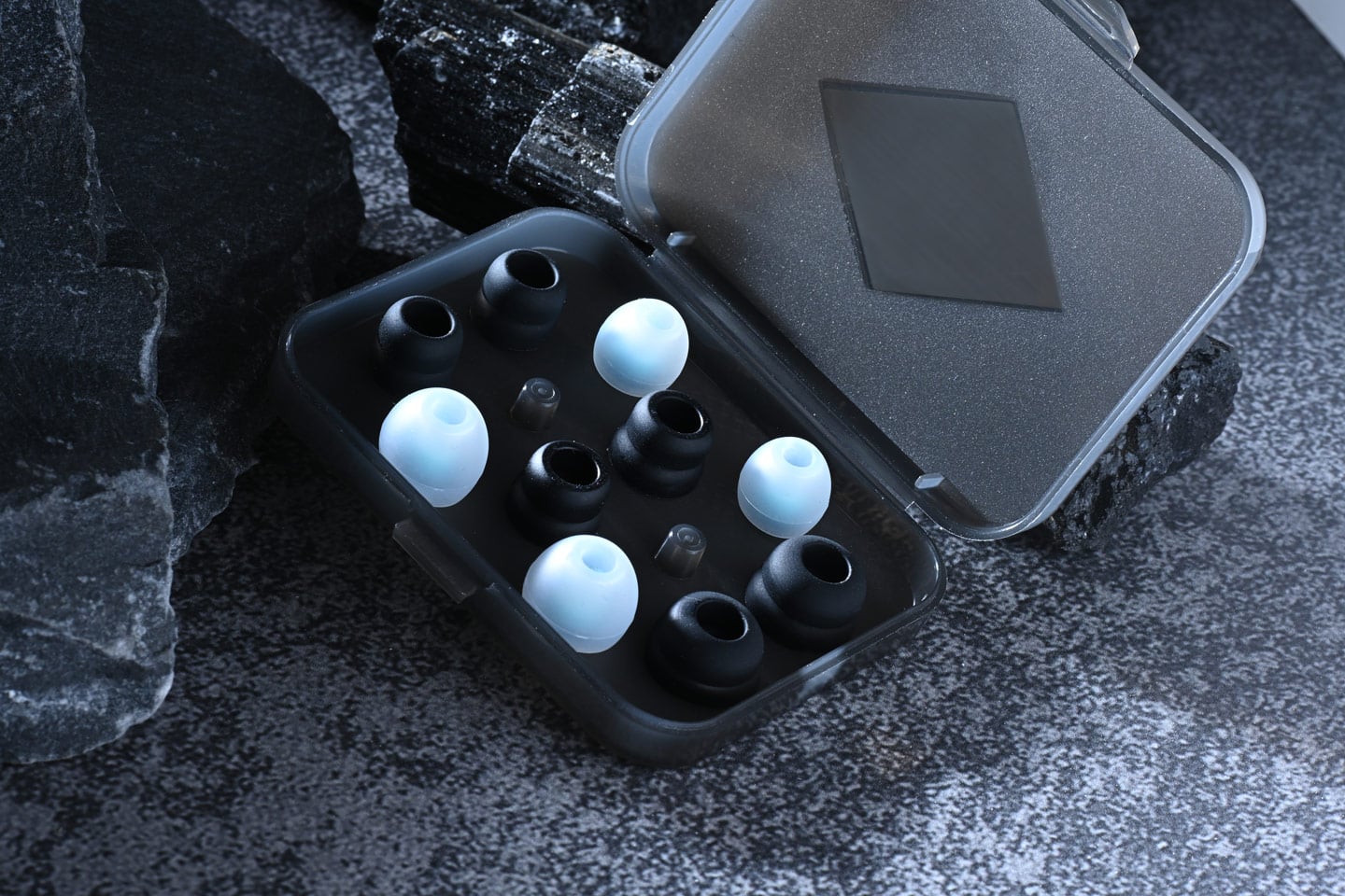 新加坡品牌 Jomo Audio 自 2015 年起專注製造入耳式耳機，十年來憑藉創新設計和高規格單元配置，累積不少發燒友支持。最新推出的 Nautic Stellar 承接品牌深受歡迎的 Nautilus 鸚鵡螺號及 Nautic Gleam 夜光輝號，是 Nautilus 系列的第三款產品，更是品牌首度將動圈、動鐵、平板與骨傳導四種單元技術熔於一爐，目的是在聲音密度與情感傳遞上突破界限。