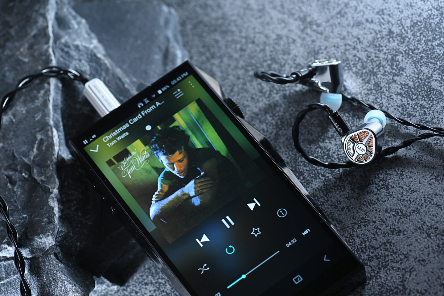新加坡品牌 Jomo Audio 自 2015 年起專注製造入耳式耳機，十年來憑藉創新設計和高規格單元配置，累積不少發燒友支持。最新推出的 Nautic Stellar 承接品牌深受歡迎的 Nautilus 鸚鵡螺號及 Nautic Gleam 夜光輝號，是 Nautilus 系列的第三款產品，更是品牌首度將動圈、動鐵、平板與骨傳導四種單元技術熔於一爐，目的是在聲音密度與情感傳遞上突破界限。