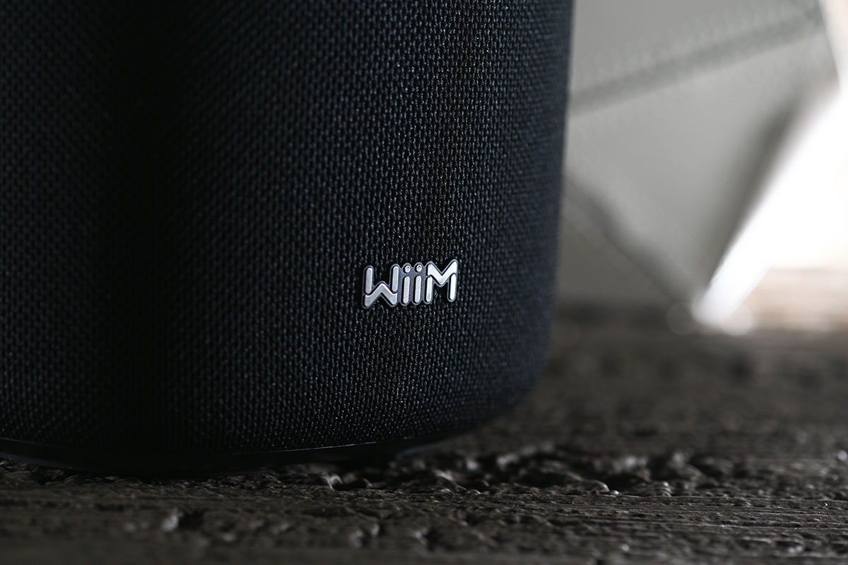 之前我們試過 WiiM 推出的 Amp Pro 和 Ultra 的兩聲道串流播放器和擴音機，音質出色之外網絡功更加相當豐富。而對於想要簡約方便、用一隻喇叭來聽歌的朋友，WiiM 最新就推出了 WiiM Sound 的一體式智能喇叭，同樣具備了超齊全的網絡串流功能，加上支援自動房間聲學校正，今次就將它放在不同地方試一試播歌的效果到底如何。