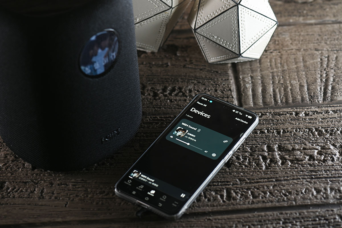 之前我們試過 WiiM 推出的 Amp Pro 和 Ultra 的兩聲道串流播放器和擴音機，音質出色之外網絡功更加相當豐富。而對於想要簡約方便、用一隻喇叭來聽歌的朋友，WiiM 最新就推出了 WiiM Sound 的一體式智能喇叭，同樣具備了超齊全的網絡串流功能，加上支援自動房間聲學校正，今次就將它放在不同地方試一試播歌的效果到底如何。
