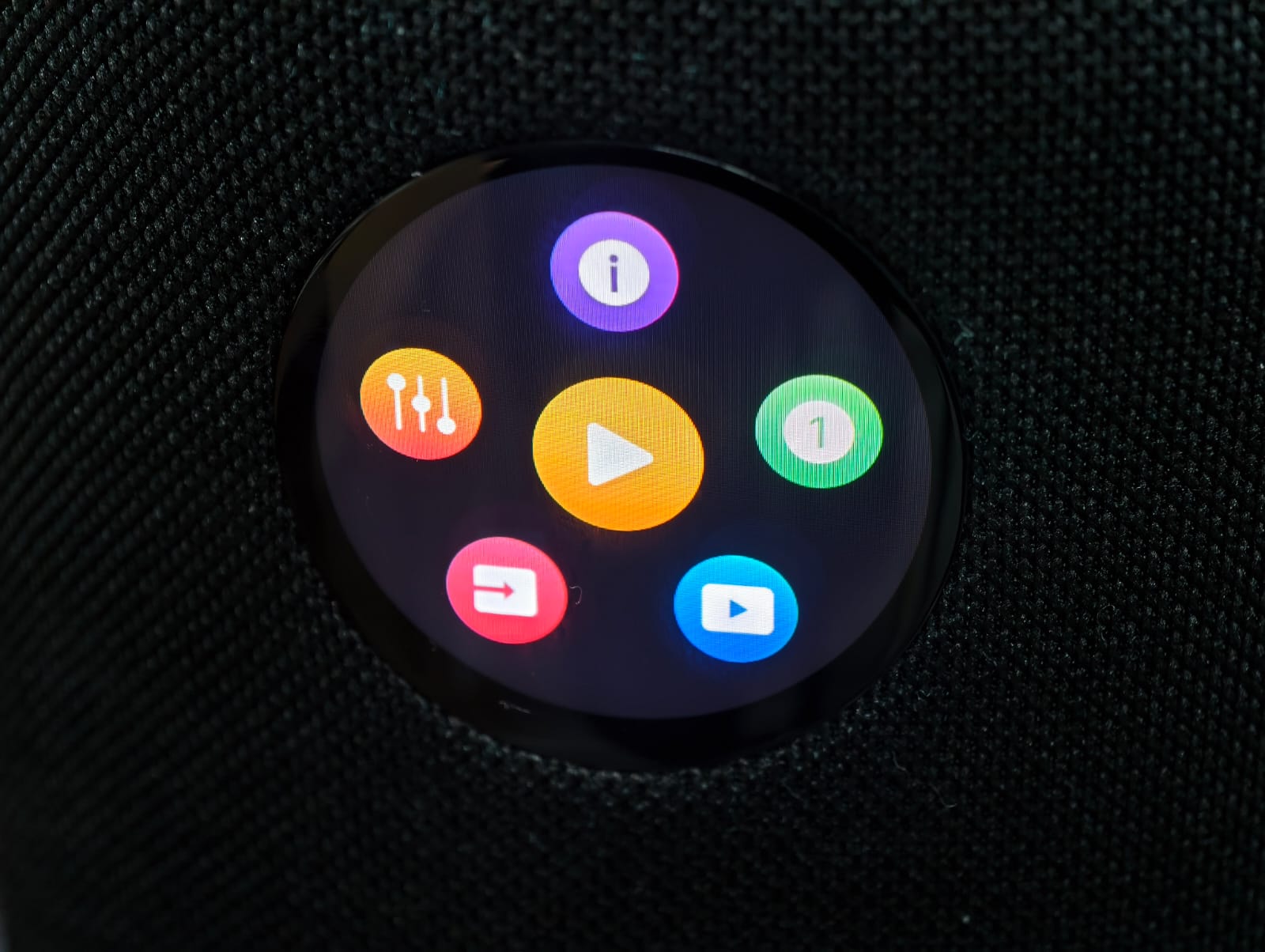 之前我們試過 WiiM 推出的 Amp Pro 和 Ultra 的兩聲道串流播放器和擴音機，音質出色之外網絡功更加相當豐富。而對於想要簡約方便、用一隻喇叭來聽歌的朋友，WiiM 最新就推出了 WiiM Sound 的一體式智能喇叭，同樣具備了超齊全的網絡串流功能，加上支援自動房間聲學校正，今次就將它放在不同地方試一試播歌的效果到底如何。