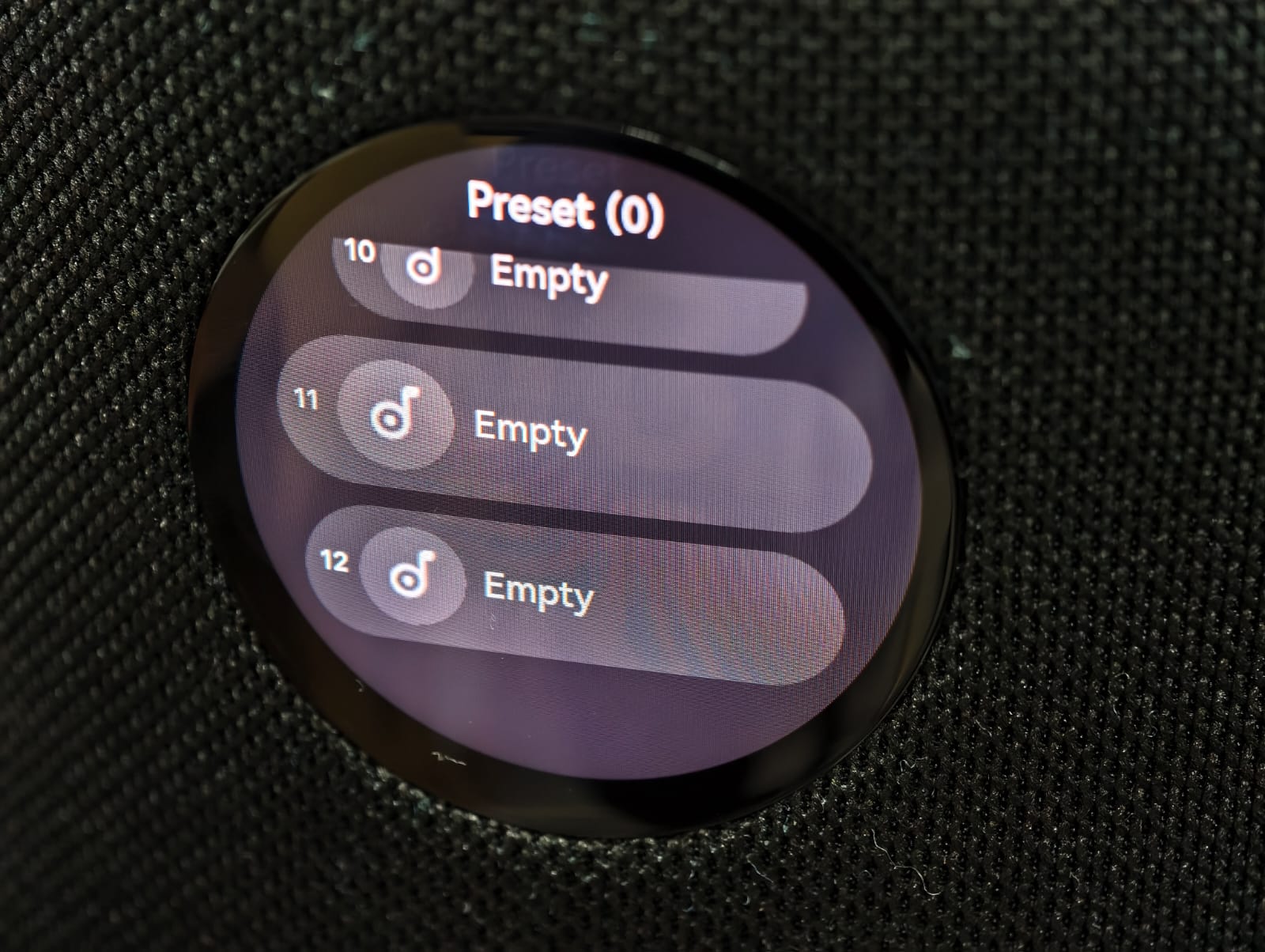 之前我們試過 WiiM 推出的 Amp Pro 和 Ultra 的兩聲道串流播放器和擴音機，音質出色之外網絡功更加相當豐富。而對於想要簡約方便、用一隻喇叭來聽歌的朋友，WiiM 最新就推出了 WiiM Sound 的一體式智能喇叭，同樣具備了超齊全的網絡串流功能，加上支援自動房間聲學校正，今次就將它放在不同地方試一試播歌的效果到底如何。