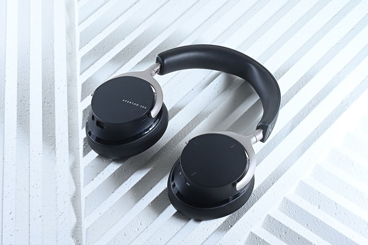 之前和大家測試過 Beyerdynamic 推出的 100 周年紀念作 AVENTHO 300 頭戴式耳機，功能豐富之外，音質也相當出色。而今次借到手測試、最新推出的 AVENTHO 200 則可算是前者的兄弟機款，少了部分 AVENTHO 300 的功能，換來更實惠的價錢，繼續配備 ANC 主動式降噪、長續航和 aptX Lossless 無損藍牙編碼，究竟能否保持到同樣出色的音效？