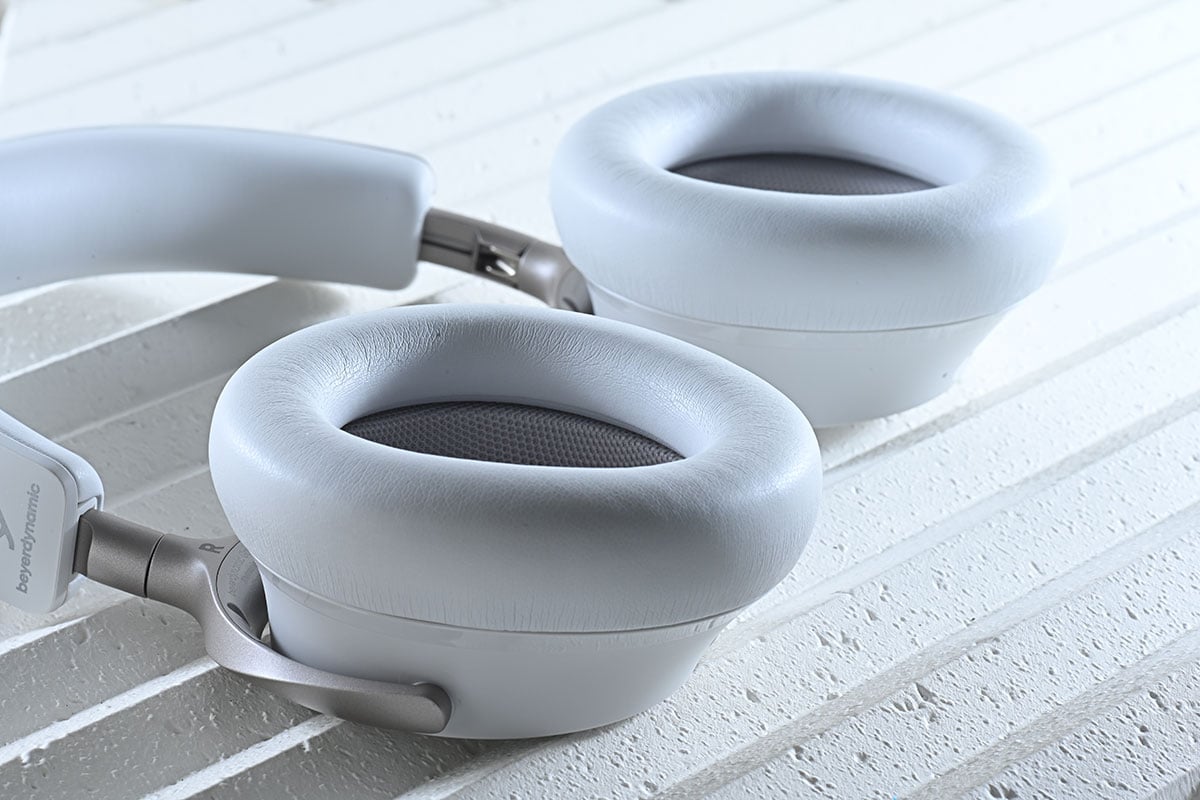 之前和大家測試過 Beyerdynamic 推出的 100 周年紀念作 AVENTHO 300 頭戴式耳機，功能豐富之外，音質也相當出色。而今次借到手測試、最新推出的 AVENTHO 200 則可算是前者的兄弟機款，少了部分 AVENTHO 300 的功能，換來更實惠的價錢，繼續配備 ANC 主動式降噪、長續航和 aptX Lossless 無損藍牙編碼，究竟能否保持到同樣出色的音效？