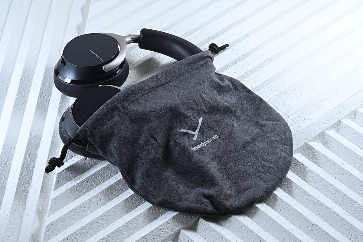 之前和大家測試過 Beyerdynamic 推出的 100 周年紀念作 AVENTHO 300 頭戴式耳機，功能豐富之外，音質也相當出色。而今次借到手測試、最新推出的 AVENTHO 200 則可算是前者的兄弟機款，少了部分 AVENTHO 300 的功能，換來更實惠的價錢，繼續配備 ANC 主動式降噪、長續航和 aptX Lossless 無損藍牙編碼，究竟能否保持到同樣出色的音效？