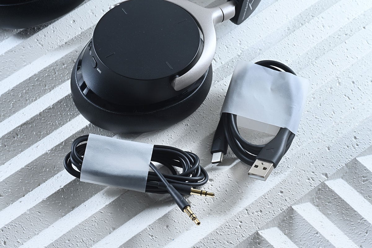 之前和大家測試過 Beyerdynamic 推出的 100 周年紀念作 AVENTHO 300 頭戴式耳機，功能豐富之外，音質也相當出色。而今次借到手測試、最新推出的 AVENTHO 200 則可算是前者的兄弟機款，少了部分 AVENTHO 300 的功能，換來更實惠的價錢，繼續配備 ANC 主動式降噪、長續航和 aptX Lossless 無損藍牙編碼，究竟能否保持到同樣出色的音效？