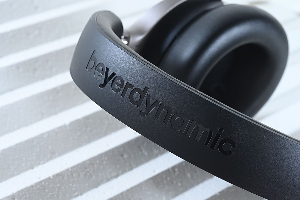 之前和大家測試過 Beyerdynamic 推出的 100 周年紀念作 AVENTHO 300 頭戴式耳機，功能豐富之外，音質也相當出色。而今次借到手測試、最新推出的 AVENTHO 200 則可算是前者的兄弟機款，少了部分 AVENTHO 300 的功能，換來更實惠的價錢，繼續配備 ANC 主動式降噪、長續航和 aptX Lossless 無損藍牙編碼，究竟能否保持到同樣出色的音效？