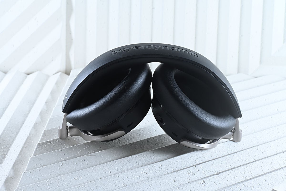 之前和大家測試過 Beyerdynamic 推出的 100 周年紀念作 AVENTHO 300 頭戴式耳機，功能豐富之外，音質也相當出色。而今次借到手測試、最新推出的 AVENTHO 200 則可算是前者的兄弟機款，少了部分 AVENTHO 300 的功能，換來更實惠的價錢，繼續配備 ANC 主動式降噪、長續航和 aptX Lossless 無損藍牙編碼，究竟能否保持到同樣出色的音效？